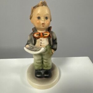Figurine‎ Ceramic signed "The Singer" Soloist